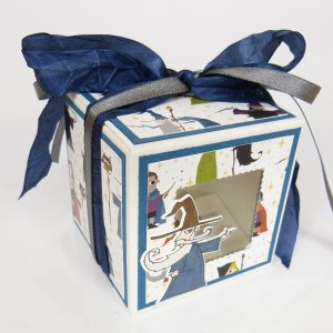 handdekorierte Geschenkschachtel mit Zaubermeister-Motiv, Zaubermeister Schachtel mit blauem Band, Detailansicht Zaubermeister Illustration, Geschenkbox mit Sternenmuster und Zaubermeister, Schachtel geöffnet mit Geschenkinhalt, kreative Geschenkverpackung mit Zauberer, handgemachte Zaubermeister Box auf grauem Hintergrund