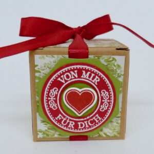 Von mir für dich Tannenbäume, handdekorierte geschenkschachtel mit stern und schriftzug, geschenkbox mit weihnachtlichem band und etikett, detailaufnahme stern auf geschenkschachtel, geschenkschachtel von oben mit schleife, seitenansicht handdekorierte weihnachtsschachtel, geschenkschachtel mit karomuster und band, weihnachtliche geschenkverpackung mit lecker-lecker motiv