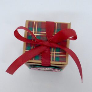 handdekorierte geschenkschachtel mit stern und schriftzug, geschenkbox mit weihnachtlichem band und etikett, detailaufnahme stern auf geschenkschachtel, geschenkschachtel von oben mit schleife, seitenansicht handdekorierte weihnachtsschachtel, geschenkschachtel mit karomuster und band, weihnachtliche geschenkverpackung mit lecker-lecker motiv