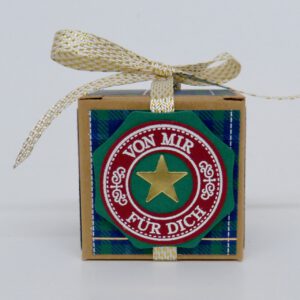 Von mir für dich, handdekorierte geschenkschachtel mit stern und schriftzug, geschenkbox mit weihnachtlichem band und etikett, detailaufnahme stern auf geschenkschachtel, geschenkschachtel von oben mit schleife, seitenansicht handdekorierte weihnachtsschachtel, geschenkschachtel mit karomuster und band, weihnachtliche geschenkverpackung mit lecker-lecker motiv