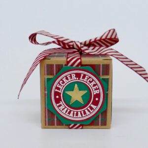 handdekorierte geschenkschachtel mit stern und schriftzug, geschenkbox mit weihnachtlichem band und etikett, detailaufnahme stern auf geschenkschachtel, geschenkschachtel von oben mit schleife, seitenansicht handdekorierte weihnachtsschachtel, geschenkschachtel mit karomuster und band, weihnachtliche geschenkverpackung mit lecker-lecker motiv