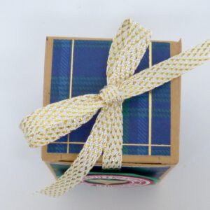 handdekorierte geschenkschachtel mit stern und schriftzug, geschenkbox mit weihnachtlichem band und etikett, detailaufnahme stern auf geschenkschachtel, geschenkschachtel von oben mit schleife, seitenansicht handdekorierte weihnachtsschachtel, geschenkschachtel mit karomuster und band, weihnachtliche geschenkverpackung mit lecker-lecker motiv