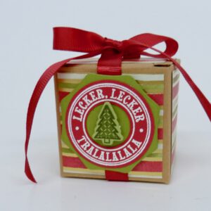 Lecker Lecker, handdekorierte geschenkschachtel mit stern und schriftzug, geschenkbox mit weihnachtlichem band und etikett, detailaufnahme stern auf geschenkschachtel, geschenkschachtel von oben mit schleife, seitenansicht handdekorierte weihnachtsschachtel, geschenkschachtel mit karomuster und band, weihnachtliche geschenkverpackung mit lecker-lecker motiv