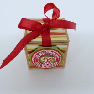 handdekorierte geschenkschachtel mit stern und schriftzug, geschenkbox mit weihnachtlichem band und etikett, detailaufnahme stern auf geschenkschachtel, geschenkschachtel von oben mit schleife, seitenansicht handdekorierte weihnachtsschachtel, geschenkschachtel mit karomuster und band, weihnachtliche geschenkverpackung mit lecker-lecker motiv