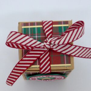 handdekorierte geschenkschachtel mit stern und schriftzug, geschenkbox mit weihnachtlichem band und etikett, detailaufnahme stern auf geschenkschachtel, geschenkschachtel von oben mit schleife, seitenansicht handdekorierte weihnachtsschachtel, geschenkschachtel mit karomuster und band, weihnachtliche geschenkverpackung mit lecker-lecker motiv