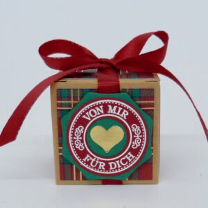 Von mir für dich, handdekorierte geschenkschachtel mit stern und schriftzug, geschenkbox mit weihnachtlichem band und etikett, detailaufnahme stern auf geschenkschachtel, geschenkschachtel von oben mit schleife, seitenansicht handdekorierte weihnachtsschachtel, geschenkschachtel mit karomuster und band, weihnachtliche geschenkverpackung mit lecker-lecker motiv