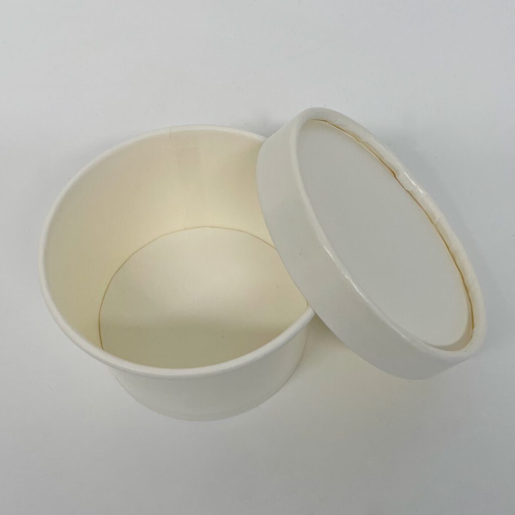 Süßigkeitenbecher: Becher mit Deckel aus festem Papier.