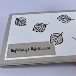 Trauerkarte, Beileid, Beileidskarte, Trauerspruch, Kondolenz, Trauertext, Beileidsbekundung, Anteilnahme, Trauer, Verlust, Mitgefühl, Abschied, Erinnerung, Trost, Trauerfall, Trauerdruck, Trauerkarte schreiben, Trauerkarten Vorlagen, Trauerkarte gestalten, Sprüche Trauerkarte, Text Trauerkarte, Trauerkarte älterer Mensch, persönliche Worte, Beileidssprüche, Unterstützung, Hinterbliebene, Trauerfeier, Beerdigung, Trauerhilfe, Trauerkarte handgemacht, Trauerkarte Stampin Up, Beileidskarte handgemacht, Kondolenzkarte Stampin Up, Stampin Up Trauerkarte, Trauerkarte basteln Stampin Up, Handgemachte Trauerkarte kaufen, Stampin Up Beileidskarte basteln, Trauerkarte mit Spruch handgemacht, Trauerkarte selbstgemacht Stampin Up, Aufrichtige Anteilnahme Stampin Up, Trauerkarte schwarz weiß handgemacht, Trauerkarte mit Schmetterling Stampin Up, Trauerkarte mit Blumen Stampin Up, Trauerkarte schlicht handgemacht
