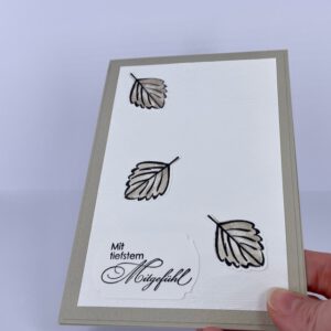 Trauerkarte, Beileid, Beileidskarte, Trauerspruch, Kondolenz, Trauertext, Beileidsbekundung, Anteilnahme, Trauer, Verlust, Mitgefühl, Abschied, Erinnerung, Trost, Trauerfall, Trauerdruck, Trauerkarte schreiben, Trauerkarten Vorlagen, Trauerkarte gestalten, Sprüche Trauerkarte, Text Trauerkarte, Trauerkarte älterer Mensch, persönliche Worte, Beileidssprüche, Unterstützung, Hinterbliebene, Trauerfeier, Beerdigung, Trauerhilfe, Trauerkarte handgemacht, Trauerkarte Stampin Up, Beileidskarte handgemacht, Kondolenzkarte Stampin Up, Stampin Up Trauerkarte, Trauerkarte basteln Stampin Up, Handgemachte Trauerkarte kaufen, Stampin Up Beileidskarte basteln, Trauerkarte mit Spruch handgemacht, Trauerkarte selbstgemacht Stampin Up, Aufrichtige Anteilnahme Stampin Up, Trauerkarte schwarz weiß handgemacht, Trauerkarte mit Schmetterling Stampin Up, Trauerkarte mit Blumen Stampin Up, Trauerkarte schlicht handgemacht