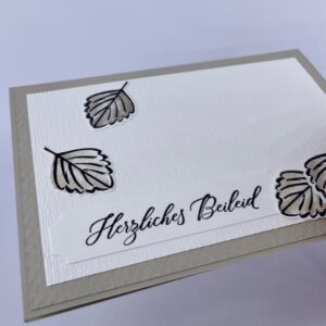 Trauerkarte, handgemachte Trauerkarte, Trauerkarten kaufen, Trauerkarte online bestellen, Kondolenzkarte, Beileidskarte, stilvolle Trauerkarte, moderne Trauerkarte, Trauerkarten handmade, Stampin Up Trauerkarte, Stampin’ Up Karten, Karte zur Beerdigung, handgefertigte Trauerkarten, Trauerkarten basteln, individuelle Trauerkarte, Trauerkarte basteln lassen, Trostkarte, Anteilnahme Karte, Trauerkarte mit Spruch