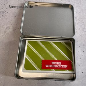 Geschenkdose Frohe Weihnachten mit Schneeflocken, Geschenkdose mit Schleifenband und Anhänger, Detailansicht Schneeflocken-Metallaccessoire, offene Geschenkdose mit Inhalt, Nahaufnahme Banderole Geschenkdose, Geschenkdose als Geschenkverpackung, handgemachte Weihnachtsdose mit Etikett