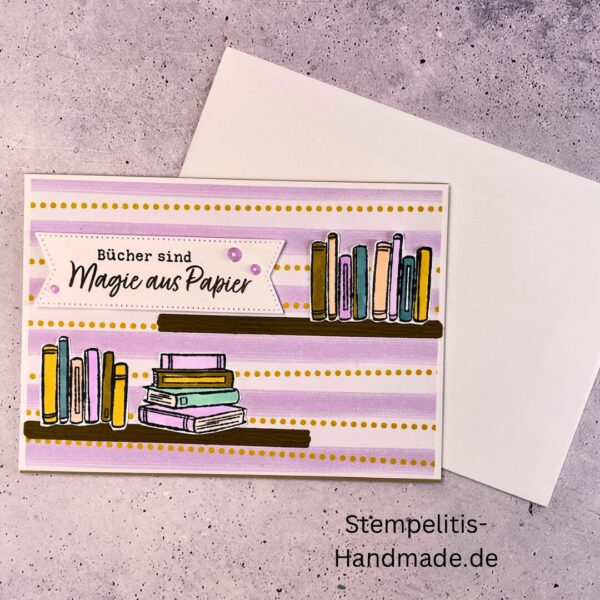 Magie aus Papier, handgemachte Karte, Karte für Buchliebhaber, einzigartige Grußkarte, Papierkunst, besondere Grußkarten, handgemachte Karten kaufen, kreative Karten aus Papier, Geschenkidee für Bücherfans, Karten mit Bücherdesign, liebevoll gestaltete Karten, Stampin’ Up! Karte, Magie aus Papier kaufen, Grußkarte für Bücherwürmer, personalisierte Karten aus Papier, hochwertige Papierkarten, Unikate aus Papier, handgemachte Grußkarten online, zauberhafte Karten aus Papier