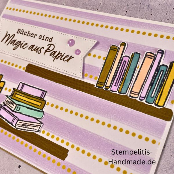 Magie aus Papier, handgemachte Karte, Karte für Buchliebhaber, einzigartige Grußkarte, Papierkunst, besondere Grußkarten, handgemachte Karten kaufen, kreative Karten aus Papier, Geschenkidee für Bücherfans, Karten mit Bücherdesign, liebevoll gestaltete Karten, Stampin’ Up! Karte, Magie aus Papier kaufen, Grußkarte für Bücherwürmer, personalisierte Karten aus Papier, hochwertige Papierkarten, Unikate aus Papier, handgemachte Grußkarten online, zauberhafte Karten aus Papier