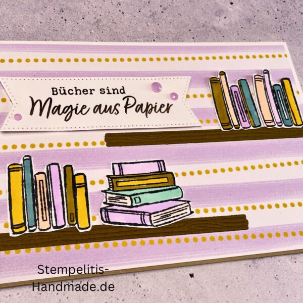 Magie aus Papier, handgemachte Karte, Karte für Buchliebhaber, einzigartige Grußkarte, Papierkunst, besondere Grußkarten, handgemachte Karten kaufen, kreative Karten aus Papier, Geschenkidee für Bücherfans, Karten mit Bücherdesign, liebevoll gestaltete Karten, Stampin’ Up! Karte, Magie aus Papier kaufen, Grußkarte für Bücherwürmer, personalisierte Karten aus Papier, hochwertige Papierkarten, Unikate aus Papier, handgemachte Grußkarten online, zauberhafte Karten aus Papier