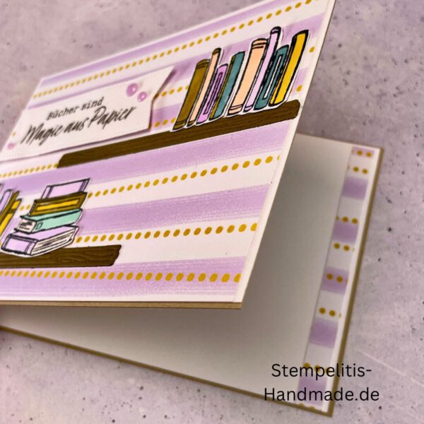 Magie aus Papier, handgemachte Karte, Karte für Buchliebhaber, einzigartige Grußkarte, Papierkunst, besondere Grußkarten, handgemachte Karten kaufen, kreative Karten aus Papier, Geschenkidee für Bücherfans, Karten mit Bücherdesign, liebevoll gestaltete Karten, Stampin’ Up! Karte, Magie aus Papier kaufen, Grußkarte für Bücherwürmer, personalisierte Karten aus Papier, hochwertige Papierkarten, Unikate aus Papier, handgemachte Grußkarten online, zauberhafte Karten aus Papier