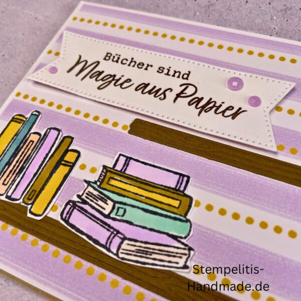 Magie aus Papier, handgemachte Karte, Karte für Buchliebhaber, einzigartige Grußkarte, Papierkunst, besondere Grußkarten, handgemachte Karten kaufen, kreative Karten aus Papier, Geschenkidee für Bücherfans, Karten mit Bücherdesign, liebevoll gestaltete Karten, Stampin’ Up! Karte, Magie aus Papier kaufen, Grußkarte für Bücherwürmer, personalisierte Karten aus Papier, hochwertige Papierkarten, Unikate aus Papier, handgemachte Grußkarten online, zauberhafte Karten aus Papier