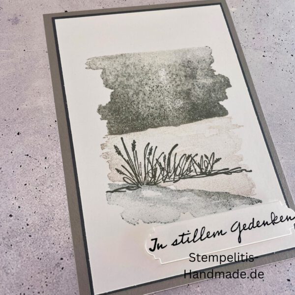 Trauerkarte, Beileid, Beileidskarte, Trauerspruch, Kondolenz, Trauertext, Beileidsbekundung, Anteilnahme, Trauer, Verlust, Mitgefühl, Abschied, Erinnerung, Trost, Trauerfall, Trauerdruck, Trauerkarte schreiben, Trauerkarten Vorlagen, Trauerkarte gestalten, Sprüche Trauerkarte, Text Trauerkarte, Trauerkarte älterer Mensch, persönliche Worte, Beileidssprüche, Unterstützung, Hinterbliebene, Trauerfeier, Beerdigung, Trauerhilfe, Trauerkarte handgemacht, Trauerkarte Stampin Up, Beileidskarte handgemacht, Kondolenzkarte Stampin Up, Stampin Up Trauerkarte, Trauerkarte basteln Stampin Up, Handgemachte Trauerkarte kaufen, Stampin Up Beileidskarte basteln, Trauerkarte mit Spruch handgemacht, Trauerkarte selbstgemacht Stampin Up, Aufrichtige Anteilnahme Stampin Up, Trauerkarte schwarz weiß handgemacht, Trauerkarte mit Schmetterling Stampin Up, Trauerkarte mit Blumen Stampin Up, Trauerkarte schlicht handgemacht