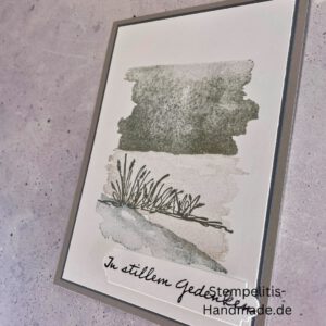 Trauerkarte, Beileid, Beileidskarte, Trauerspruch, Kondolenz, Trauertext, Beileidsbekundung, Anteilnahme, Trauer, Verlust, Mitgefühl, Abschied, Erinnerung, Trost, Trauerfall, Trauerdruck, Trauerkarte schreiben, Trauerkarten Vorlagen, Trauerkarte gestalten, Sprüche Trauerkarte, Text Trauerkarte, Trauerkarte älterer Mensch, persönliche Worte, Beileidssprüche, Unterstützung, Hinterbliebene, Trauerfeier, Beerdigung, Trauerhilfe, Trauerkarte handgemacht, Trauerkarte Stampin Up, Beileidskarte handgemacht, Kondolenzkarte Stampin Up, Stampin Up Trauerkarte, Trauerkarte basteln Stampin Up, Handgemachte Trauerkarte kaufen, Stampin Up Beileidskarte basteln, Trauerkarte mit Spruch handgemacht, Trauerkarte selbstgemacht Stampin Up, Aufrichtige Anteilnahme Stampin Up, Trauerkarte schwarz weiß handgemacht, Trauerkarte mit Schmetterling Stampin Up, Trauerkarte mit Blumen Stampin Up, Trauerkarte schlicht handgemacht
