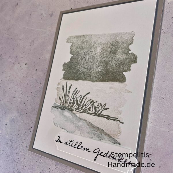 Trauerkarte, Beileid, Beileidskarte, Trauerspruch, Kondolenz, Trauertext, Beileidsbekundung, Anteilnahme, Trauer, Verlust, Mitgefühl, Abschied, Erinnerung, Trost, Trauerfall, Trauerdruck, Trauerkarte schreiben, Trauerkarten Vorlagen, Trauerkarte gestalten, Sprüche Trauerkarte, Text Trauerkarte, Trauerkarte älterer Mensch, persönliche Worte, Beileidssprüche, Unterstützung, Hinterbliebene, Trauerfeier, Beerdigung, Trauerhilfe, Trauerkarte handgemacht, Trauerkarte Stampin Up, Beileidskarte handgemacht, Kondolenzkarte Stampin Up, Stampin Up Trauerkarte, Trauerkarte basteln Stampin Up, Handgemachte Trauerkarte kaufen, Stampin Up Beileidskarte basteln, Trauerkarte mit Spruch handgemacht, Trauerkarte selbstgemacht Stampin Up, Aufrichtige Anteilnahme Stampin Up, Trauerkarte schwarz weiß handgemacht, Trauerkarte mit Schmetterling Stampin Up, Trauerkarte mit Blumen Stampin Up, Trauerkarte schlicht handgemacht