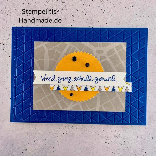 Handgemachte Genesungskarte mit blauem, geprägtem Hintergrund und Gute-Besserung-Wunsch