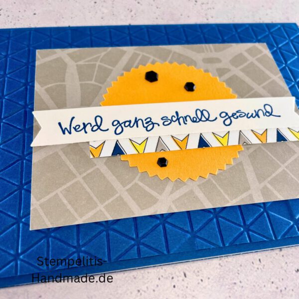 Handgemachte Genesungskarte mit blauem, geprägtem Hintergrund und Gute-Besserung-Wunsch, Werd ganz schnell gesund