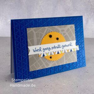 Handgemachte Genesungskarte mit blauem, geprägtem Hintergrund und Gute-Besserung-Wunsch Werd ganz schnell gesund
