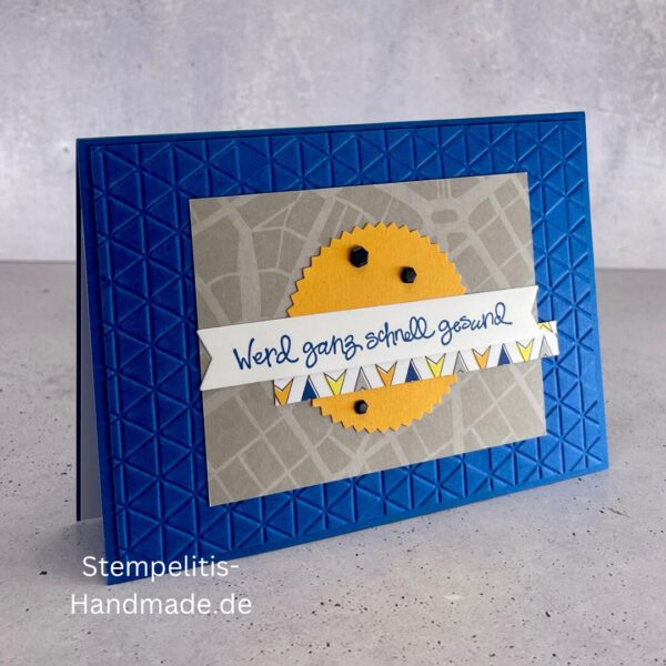 Handgemachte Genesungskarte mit blauem, geprägtem Hintergrund und Gute-Besserung-Wunsch Werd ganz schnell gesund