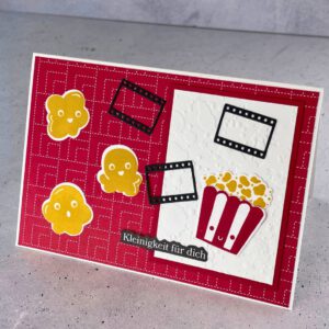 handgemachte Karte, Stampin’ Up Karte, Kinogutschein Verpackung, Popcorn Karte, Geschenkidee Kino, Kino Gutschein Karte, Eine Kleinigkeit für dich, Karte mit Popcorn Motiv, Kinothema Karte, Movie Night Karte, Gutscheinverpackung Kino, Bastelidee Stampin’ Up, kreative Karte Kino, Karte für Filmfans, handmade Grußkarte, Karte mit Stanzteilen, Karte mit Kinomotiv, kleine Aufmerksamkeit, DIY Kinogutschein, selbstgemachte Geschenkkarte