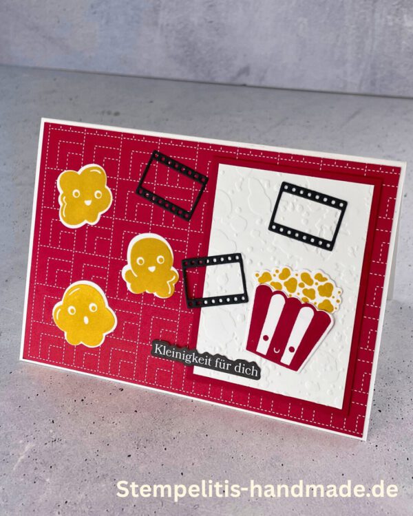 handgemachte Karte, Stampin’ Up Karte, Kinogutschein Verpackung, Popcorn Karte, Geschenkidee Kino, Kino Gutschein Karte, Eine Kleinigkeit für dich, Karte mit Popcorn Motiv, Kinothema Karte, Movie Night Karte, Gutscheinverpackung Kino, Bastelidee Stampin’ Up, kreative Karte Kino, Karte für Filmfans, handmade Grußkarte, Karte mit Stanzteilen, Karte mit Kinomotiv, kleine Aufmerksamkeit, DIY Kinogutschein, selbstgemachte Geschenkkarte