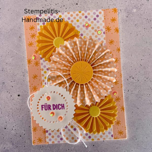Handgemachte 3D-Grußkarte mit Rosetten Blumen, Nahaufnahme von „Für dich“ Etikett auf Grußkarte, Detailansicht der gelben 3D-Blumen auf Karte, Innenansicht der handgefertigten Grußkarte, Karte mit Umschlag im Set auf grauem Hintergrund, Kreative Geschenkidee: handgemachte Karte „Für dich“, Dekorative Muster und Papierdetails auf der Grußkarte