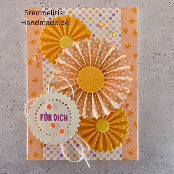 Handgemachte 3D-Grußkarte mit Rosetten Blumen, Nahaufnahme von „Für dich“ Etikett auf Grußkarte, Detailansicht der gelben 3D-Blumen auf Karte, Innenansicht der handgefertigten Grußkarte, Karte mit Umschlag im Set auf grauem Hintergrund, Kreative Geschenkidee: handgemachte Karte „Für dich“, Dekorative Muster und Papierdetails auf der Grußkarte
