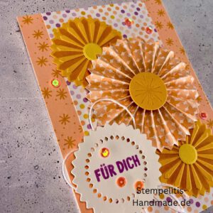 Handgemachte 3D-Grußkarte mit Rosetten Blumen, Nahaufnahme von „Für dich“ Etikett auf Grußkarte, Detailansicht der gelben 3D-Blumen auf Karte, Innenansicht der handgefertigten Grußkarte, Karte mit Umschlag im Set auf grauem Hintergrund, Kreative Geschenkidee: handgemachte Karte „Für dich“, Dekorative Muster und Papierdetails auf der Grußkarte