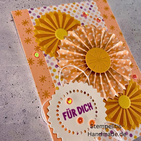 Handgemachte 3D-Grußkarte mit Rosetten Blumen, Nahaufnahme von „Für dich“ Etikett auf Grußkarte, Detailansicht der gelben 3D-Blumen auf Karte, Innenansicht der handgefertigten Grußkarte, Karte mit Umschlag im Set auf grauem Hintergrund, Kreative Geschenkidee: handgemachte Karte „Für dich“, Dekorative Muster und Papierdetails auf der Grußkarte