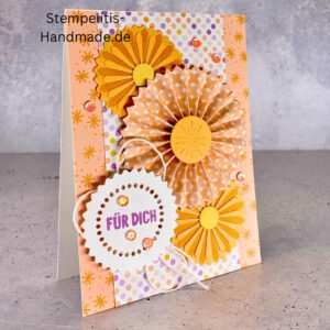 Handgemachte 3D-Grußkarte mit Rosetten Blumen, Nahaufnahme von „Für dich“ Etikett auf Grußkarte, Detailansicht der gelben 3D-Blumen auf Karte, Innenansicht der handgefertigten Grußkarte, Karte mit Umschlag im Set auf grauem Hintergrund, Kreative Geschenkidee: handgemachte Karte „Für dich“, Dekorative Muster und Papierdetails auf der Grußkarte