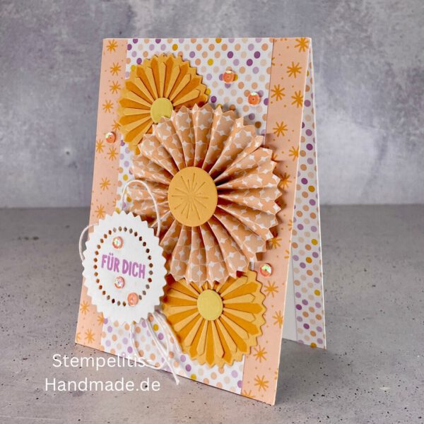 Handgemachte 3D-Grußkarte mit Rosetten Blumen, Nahaufnahme von „Für dich“ Etikett auf Grußkarte, Detailansicht der gelben 3D-Blumen auf Karte, Innenansicht der handgefertigten Grußkarte, Karte mit Umschlag im Set auf grauem Hintergrund, Kreative Geschenkidee: handgemachte Karte „Für dich“, Dekorative Muster und Papierdetails auf der Grußkarte