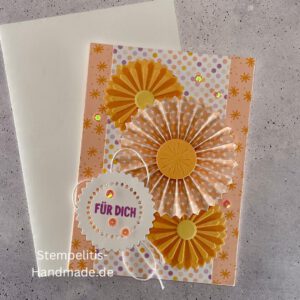 Handgemachte 3D-Grußkarte mit Rosetten Blumen, Nahaufnahme von „Für dich“ Etikett auf Grußkarte, Detailansicht der gelben 3D-Blumen auf Karte, Innenansicht der handgefertigten Grußkarte, Karte mit Umschlag im Set auf grauem Hintergrund, Kreative Geschenkidee: handgemachte Karte „Für dich“, Dekorative Muster und Papierdetails auf der Grußkarte