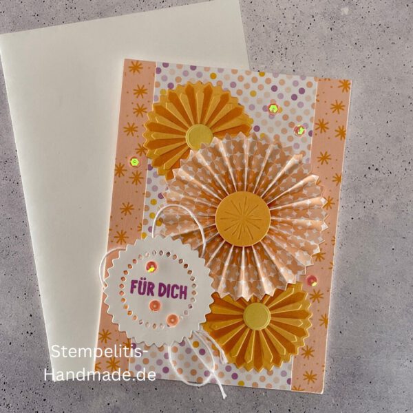 Handgemachte 3D-Grußkarte mit Rosetten Blumen, Nahaufnahme von „Für dich“ Etikett auf Grußkarte, Detailansicht der gelben 3D-Blumen auf Karte, Innenansicht der handgefertigten Grußkarte, Karte mit Umschlag im Set auf grauem Hintergrund, Kreative Geschenkidee: handgemachte Karte „Für dich“, Dekorative Muster und Papierdetails auf der Grußkarte