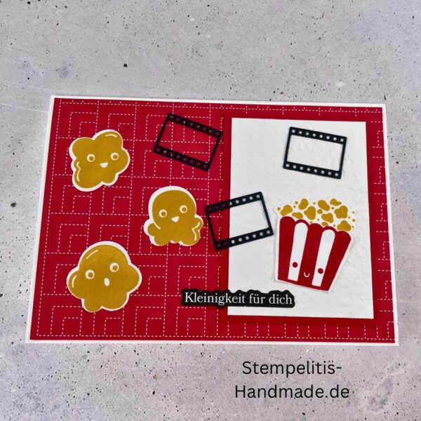 handgemachte Karte, Stampin’ Up Karte, Kinogutschein Verpackung, Popcorn Karte, Geschenkidee Kino, Kino Gutschein Karte, Eine Kleinigkeit für dich, Karte mit Popcorn Motiv, Kinothema Karte, Movie Night Karte, Gutscheinverpackung Kino, Bastelidee Stampin’ Up, kreative Karte Kino, Karte für Filmfans, handmade Grußkarte, Karte mit Stanzteilen, Karte mit Kinomotiv, kleine Aufmerksamkeit, DIY Kinogutschein, selbstgemachte Geschenkkarte