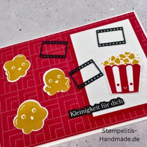 handgemachte Karte, Stampin’ Up Karte, Kinogutschein Verpackung, Popcorn Karte, Geschenkidee Kino, Kino Gutschein Karte, Eine Kleinigkeit für dich, Karte mit Popcorn Motiv, Kinothema Karte, Movie Night Karte, Gutscheinverpackung Kino, Bastelidee Stampin’ Up, kreative Karte Kino, Karte für Filmfans, handmade Grußkarte, Karte mit Stanzteilen, Karte mit Kinomotiv, kleine Aufmerksamkeit, DIY Kinogutschein, selbstgemachte Geschenkkarte