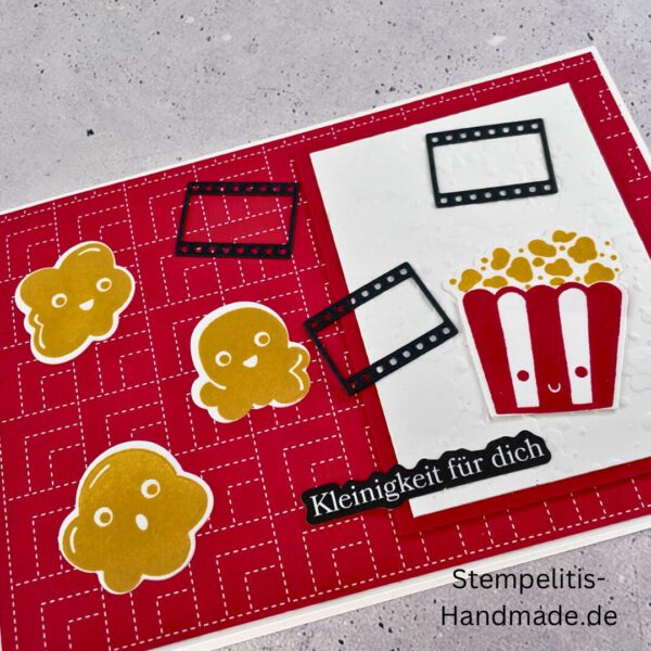 handgemachte Karte, Stampin’ Up Karte, Kinogutschein Verpackung, Popcorn Karte, Geschenkidee Kino, Kino Gutschein Karte, Eine Kleinigkeit für dich, Karte mit Popcorn Motiv, Kinothema Karte, Movie Night Karte, Gutscheinverpackung Kino, Bastelidee Stampin’ Up, kreative Karte Kino, Karte für Filmfans, handmade Grußkarte, Karte mit Stanzteilen, Karte mit Kinomotiv, kleine Aufmerksamkeit, DIY Kinogutschein, selbstgemachte Geschenkkarte
