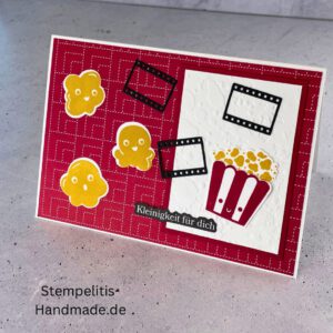 handgemachte Karte, Stampin’ Up Karte, Kinogutschein Verpackung, Popcorn Karte, Geschenkidee Kino, Kino Gutschein Karte, Eine Kleinigkeit für dich, Karte mit Popcorn Motiv, Kinothema Karte, Movie Night Karte, Gutscheinverpackung Kino, Bastelidee Stampin’ Up, kreative Karte Kino, Karte für Filmfans, handmade Grußkarte, Karte mit Stanzteilen, Karte mit Kinomotiv, kleine Aufmerksamkeit, DIY Kinogutschein, selbstgemachte Geschenkkarte