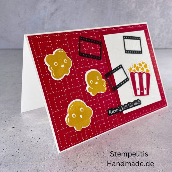handgemachte Karte, Stampin’ Up Karte, Kinogutschein Verpackung, Popcorn Karte, Geschenkidee Kino, Kino Gutschein Karte, Eine Kleinigkeit für dich, Karte mit Popcorn Motiv, Kinothema Karte, Movie Night Karte, Gutscheinverpackung Kino, Bastelidee Stampin’ Up, kreative Karte Kino, Karte für Filmfans, handmade Grußkarte, Karte mit Stanzteilen, Karte mit Kinomotiv, kleine Aufmerksamkeit, DIY Kinogutschein, selbstgemachte Geschenkkarte