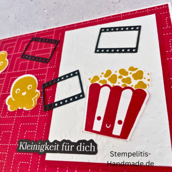handgemachte Karte, Stampin’ Up Karte, Kinogutschein Verpackung, Popcorn Karte, Geschenkidee Kino, Kino Gutschein Karte, Eine Kleinigkeit für dich, Karte mit Popcorn Motiv, Kinothema Karte, Movie Night Karte, Gutscheinverpackung Kino, Bastelidee Stampin’ Up, kreative Karte Kino, Karte für Filmfans, handmade Grußkarte, Karte mit Stanzteilen, Karte mit Kinomotiv, kleine Aufmerksamkeit, DIY Kinogutschein, selbstgemachte Geschenkkarte
