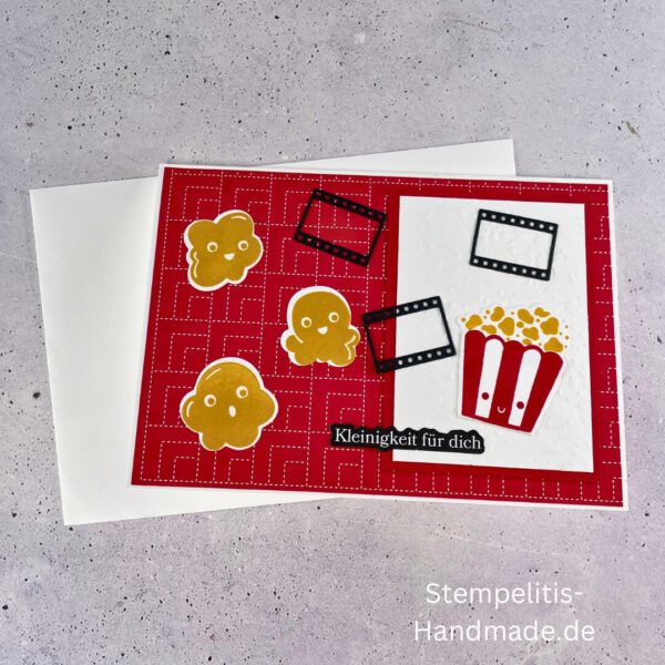 handgemachte Karte, Stampin’ Up Karte, Kinogutschein Verpackung, Popcorn Karte, Geschenkidee Kino, Kino Gutschein Karte, Eine Kleinigkeit für dich, Karte mit Popcorn Motiv, Kinothema Karte, Movie Night Karte, Gutscheinverpackung Kino, Bastelidee Stampin’ Up, kreative Karte Kino, Karte für Filmfans, handmade Grußkarte, Karte mit Stanzteilen, Karte mit Kinomotiv, kleine Aufmerksamkeit, DIY Kinogutschein, selbstgemachte Geschenkkarte
