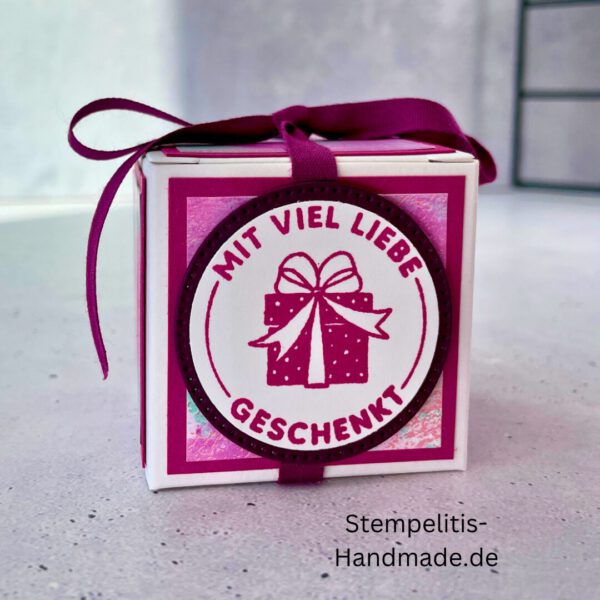 Geschenkbox, handmade, mit Liebe, Geschenkverpackung, pink, Schleife, Etikett, Spruch, individuell, Handarbeit, Überraschung, Mitbringsel, Stempelitis, personalisiert, Deko, Geschenk, Verpackung, besonders, kreativ