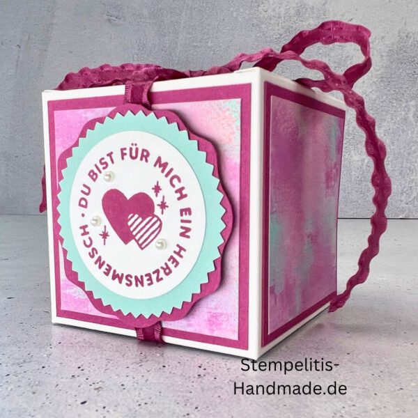 Nachhaltige Geschenkverpackung, personalisiert, DIY, kreativ, Geschenkbox, individuell, umweltfreundlich, Geschenkband, Dekoration, Bastelzubehör, kreative Geschenkidee, Liebesgeschenk, Freundschaftsgeschenk, Stempel, Geschenk für Frauen, Geschenk für Männer, Geschenkidee, , Karton, Pappe, Papier, Aufbewahrungsbox, Geschenk für Mama, Geschenk für Papa, Geschenk für Oma, Geschenk für Opa, Festtagsgeschenk, Giveaway, Verpackungslösung, Geschenk mit Liebe, Geschenk mit Herz, Geschenk für Kollegen, Geschenk für Freunde, Geschenk für Geburtstagskind