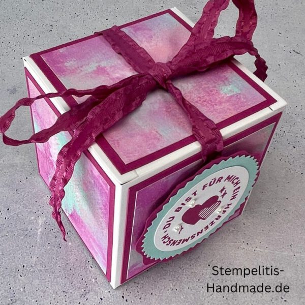 Nachhaltige Geschenkverpackung, personalisiert, DIY, kreativ, Geschenkbox, individuell, umweltfreundlich, Geschenkband, Dekoration, Bastelzubehör, kreative Geschenkidee, Liebesgeschenk, Freundschaftsgeschenk, Stempel, Geschenk für Frauen, Geschenk für Männer, Geschenkidee, , Karton, Pappe, Papier, Aufbewahrungsbox, Geschenk für Mama, Geschenk für Papa, Geschenk für Oma, Geschenk für Opa, Festtagsgeschenk, Giveaway, Verpackungslösung, Geschenk mit Liebe, Geschenk mit Herz, Geschenk für Kollegen, Geschenk für Freunde, Geschenk für Geburtstagskind