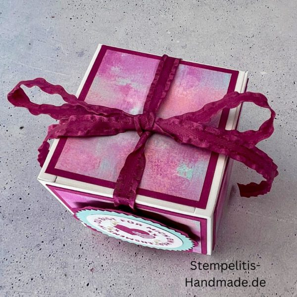 Nachhaltige Geschenkverpackung, personalisiert, DIY, kreativ, Geschenkbox, individuell, umweltfreundlich, Geschenkband, Dekoration, Bastelzubehör, kreative Geschenkidee, Liebesgeschenk, Freundschaftsgeschenk, Stempel, Geschenk für Frauen, Geschenk für Männer, Geschenkidee, , Karton, Pappe, Papier, Aufbewahrungsbox, Geschenk für Mama, Geschenk für Papa, Geschenk für Oma, Geschenk für Opa, Festtagsgeschenk, Giveaway, Verpackungslösung, Geschenk mit Liebe, Geschenk mit Herz, Geschenk für Kollegen, Geschenk für Freunde, Geschenk für Geburtstagskind