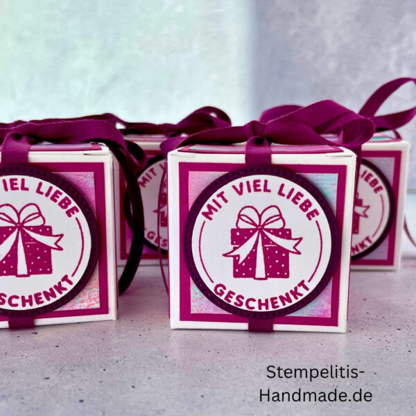 Geschenkbox, handmade, mit Liebe, Geschenkverpackung, pink, Schleife, Etikett, Spruch, individuell, Handarbeit, Überraschung, Mitbringsel, Stempelitis, personalisiert, Deko, Geschenk, Verpackung, besonders, kreativ