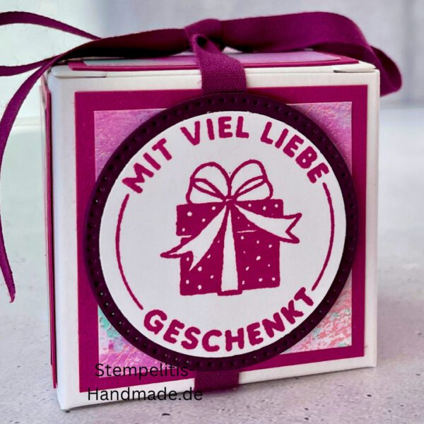Geschenkbox, handmade, mit Liebe, Geschenkverpackung, pink, Schleife, Etikett, Spruch, individuell, Handarbeit, Überraschung, Mitbringsel, Stempelitis, personalisiert, Deko, Geschenk, Verpackung, besonders, kreativ